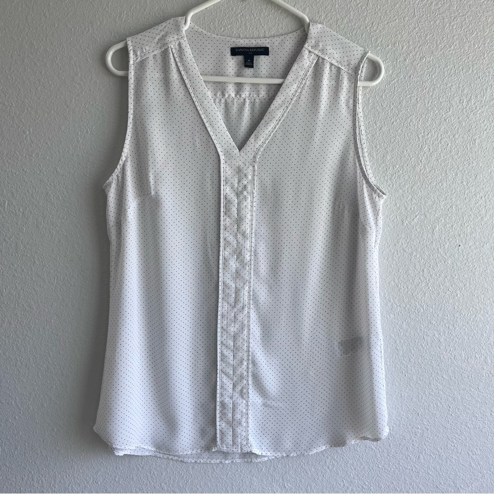 Banana Republic Factory white with navy dots sleeveless loose fitting blouse